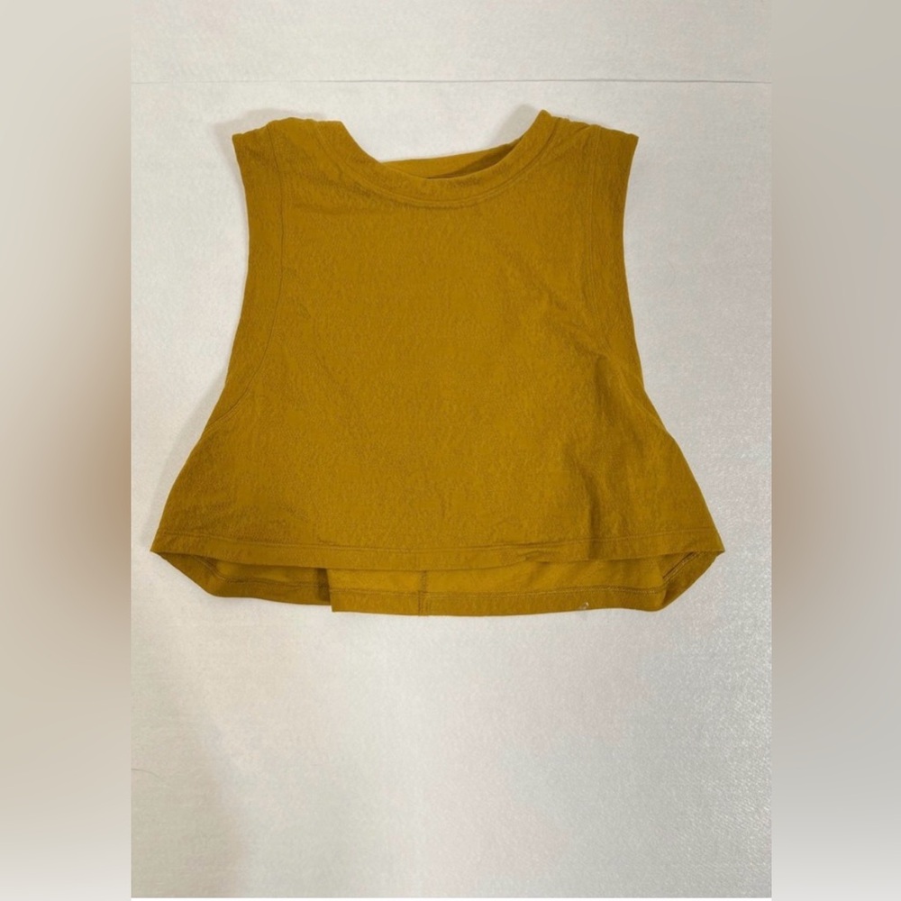 lululemon athletica textured Mustard Crop Top size 4 super cute EUC